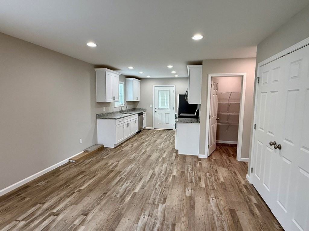 949 Indian Hills Rd - Photo 3 of 33