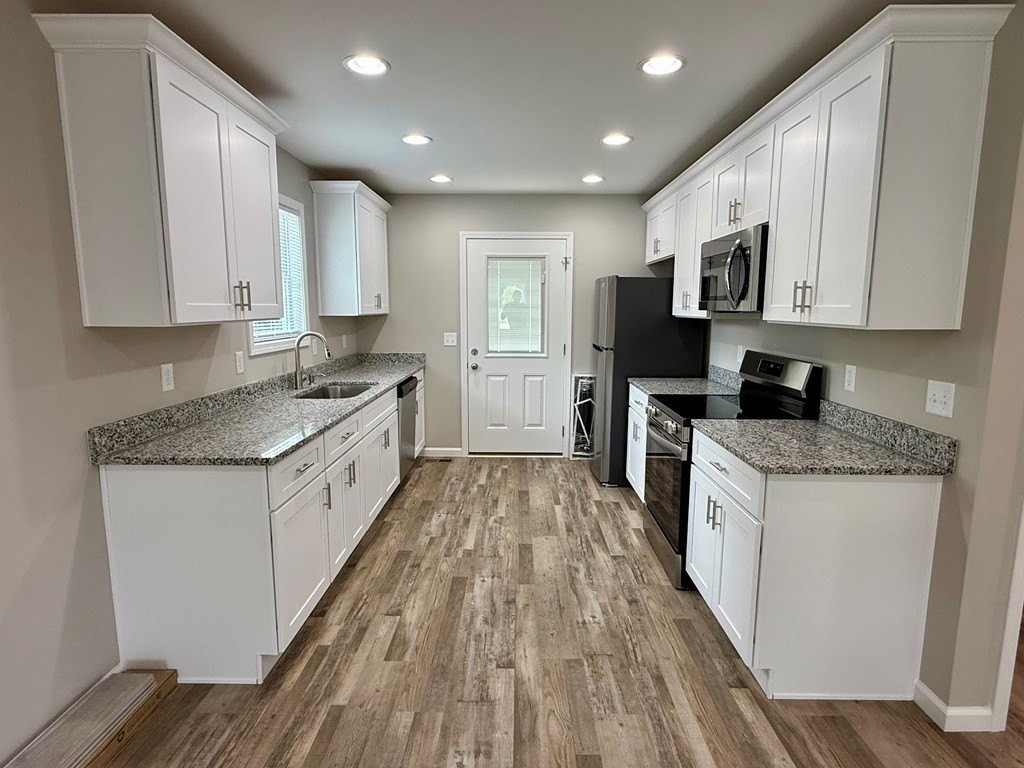 949 Indian Hills Rd - Photo 4 of 33