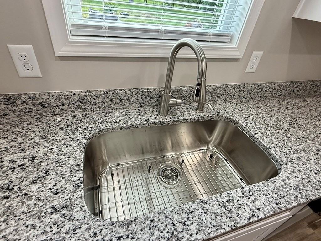 949 Indian Hills Rd - Photo 5 of 33