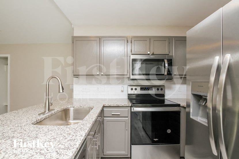 128 Lismark Dr - Photo 5 of 15
