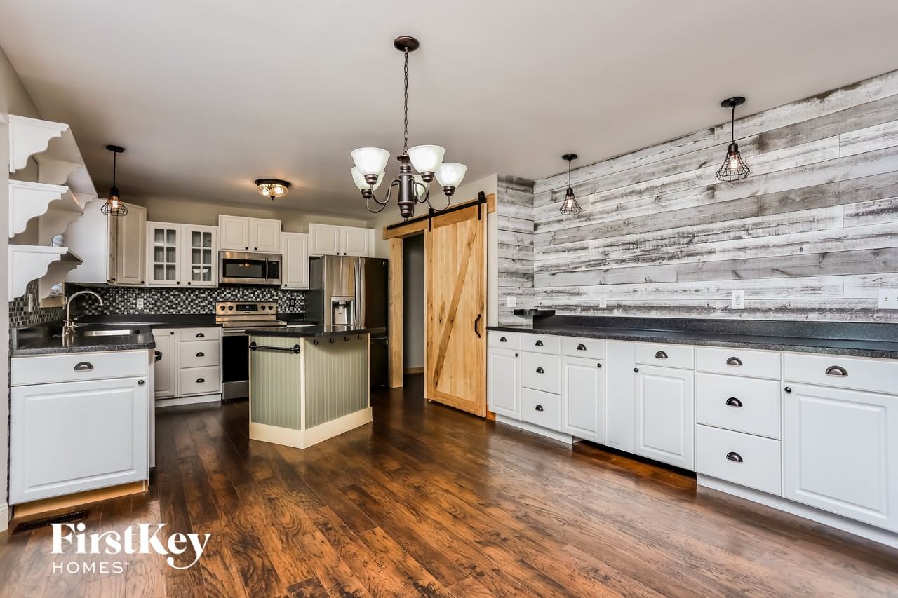 3845 Bedford Pointe Dr - Photo 4 of 15