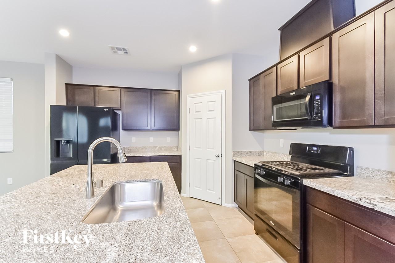 3031 Misty Pine Ave - Photo 5 of 15