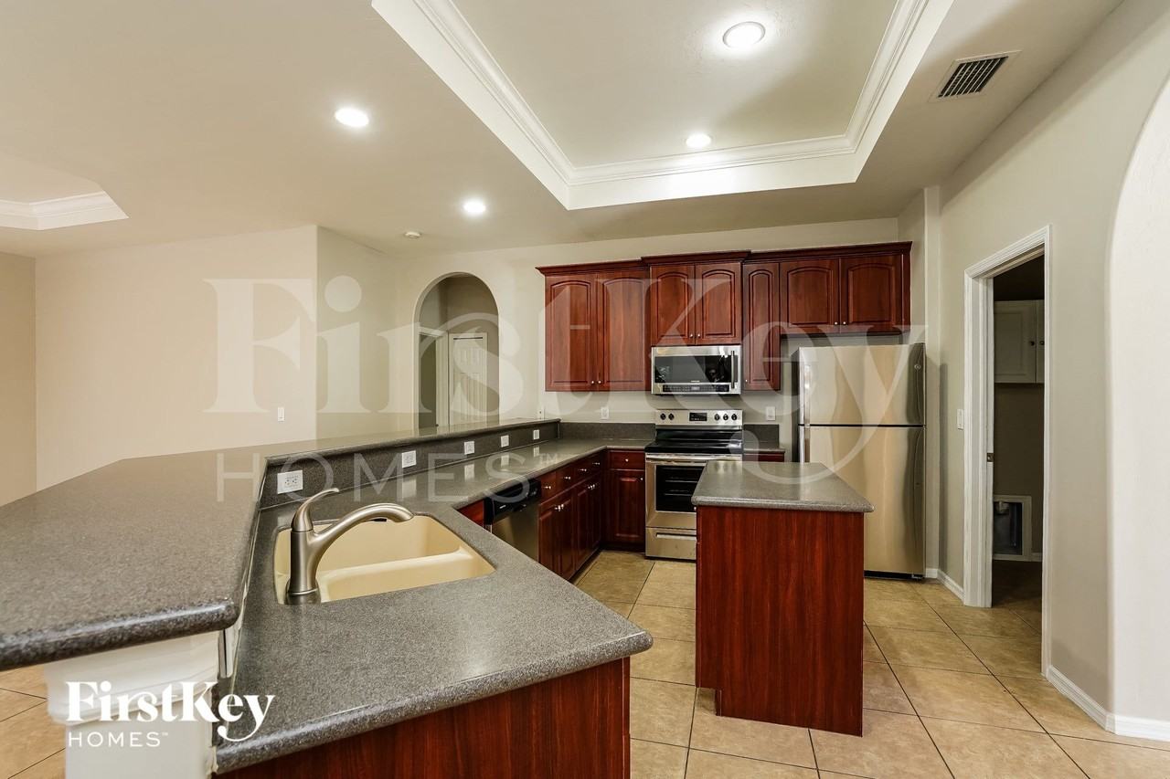 1005 Henry Ave - Photo 4 of 15
