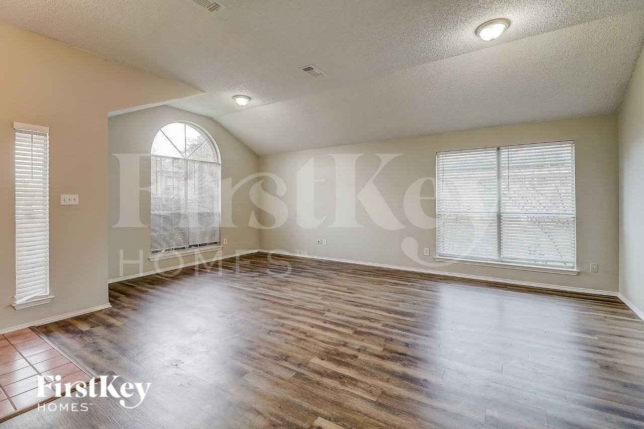 912 Winterbury Ct - Photo 2 of 16