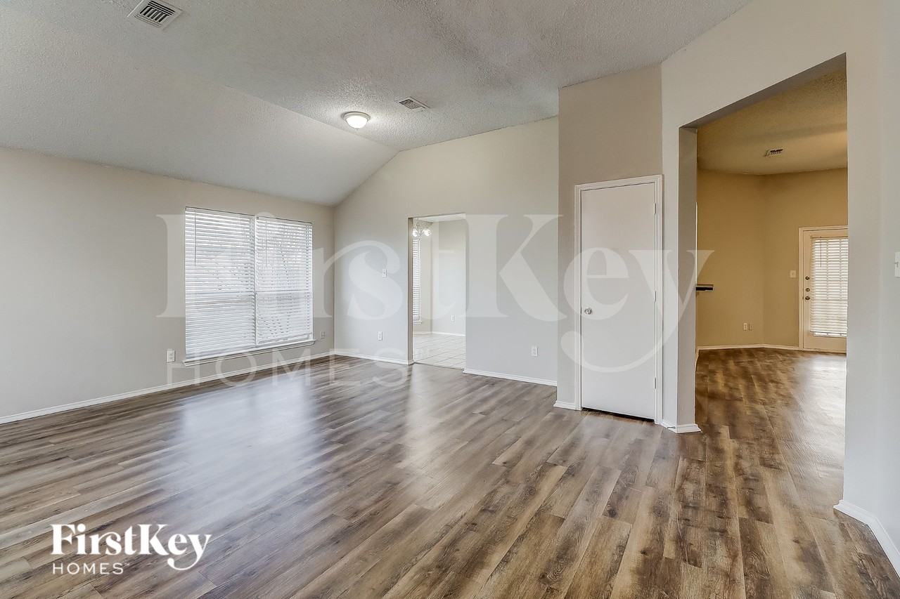 912 Winterbury Ct - Photo 3 of 16