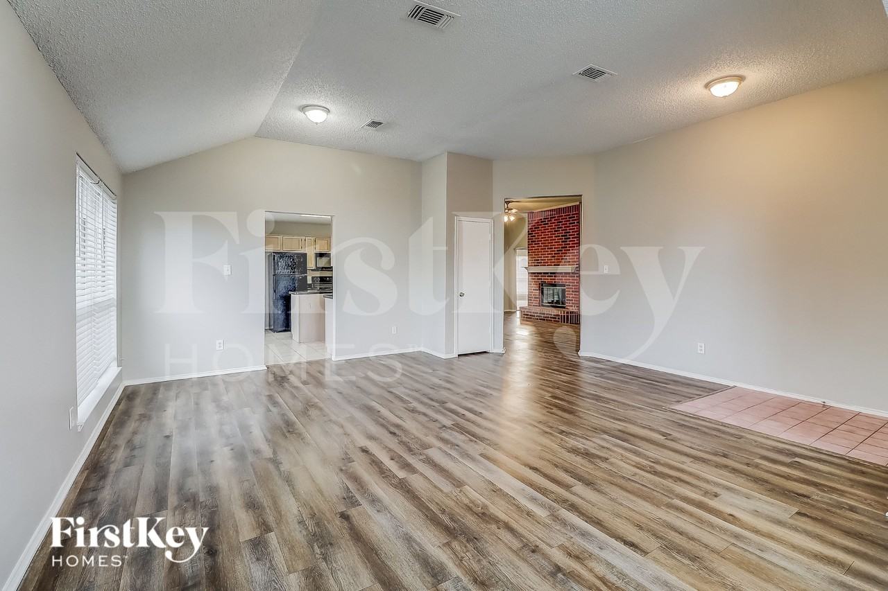 912 Winterbury Ct - Photo 4 of 16