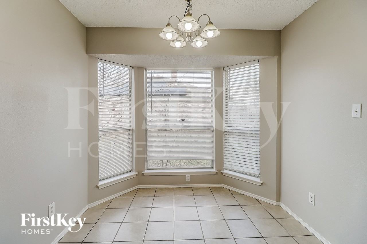912 Winterbury Ct - Photo 5 of 16