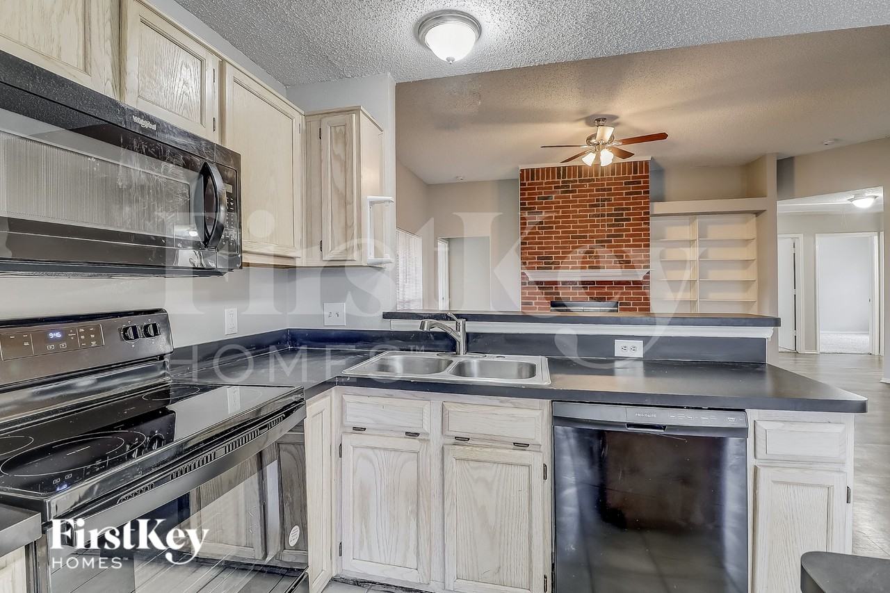 912 Winterbury Ct - Photo 6 of 16