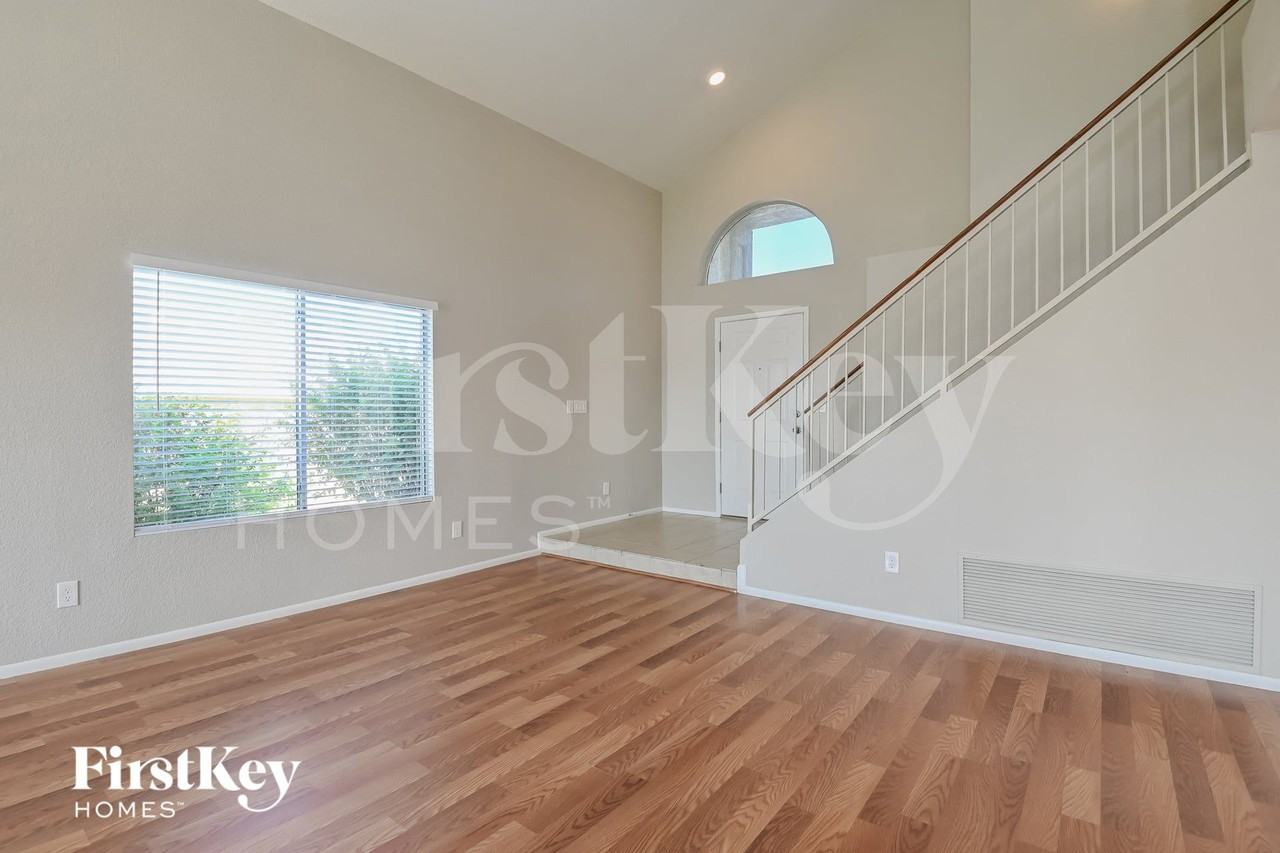 1161 N Chamberlain Pl - Photo 3 of 15