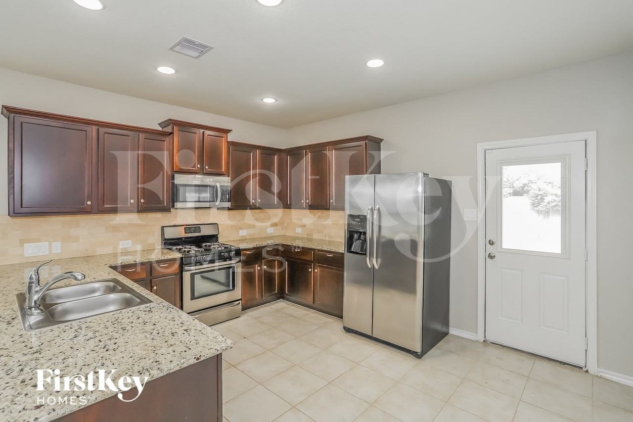 8115 Lemongrass Ave - Photo 4 of 15