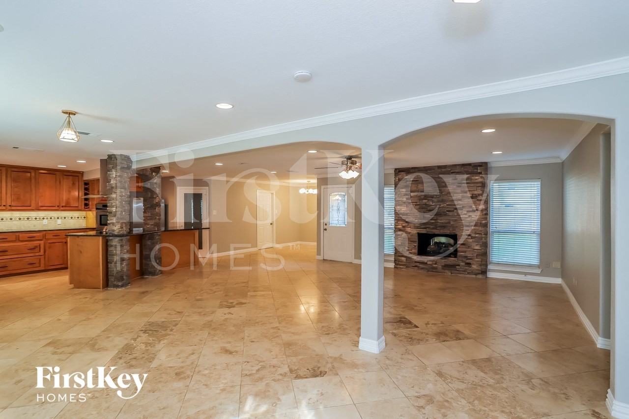 7902 Beaufort Dr - Photo 3 of 15