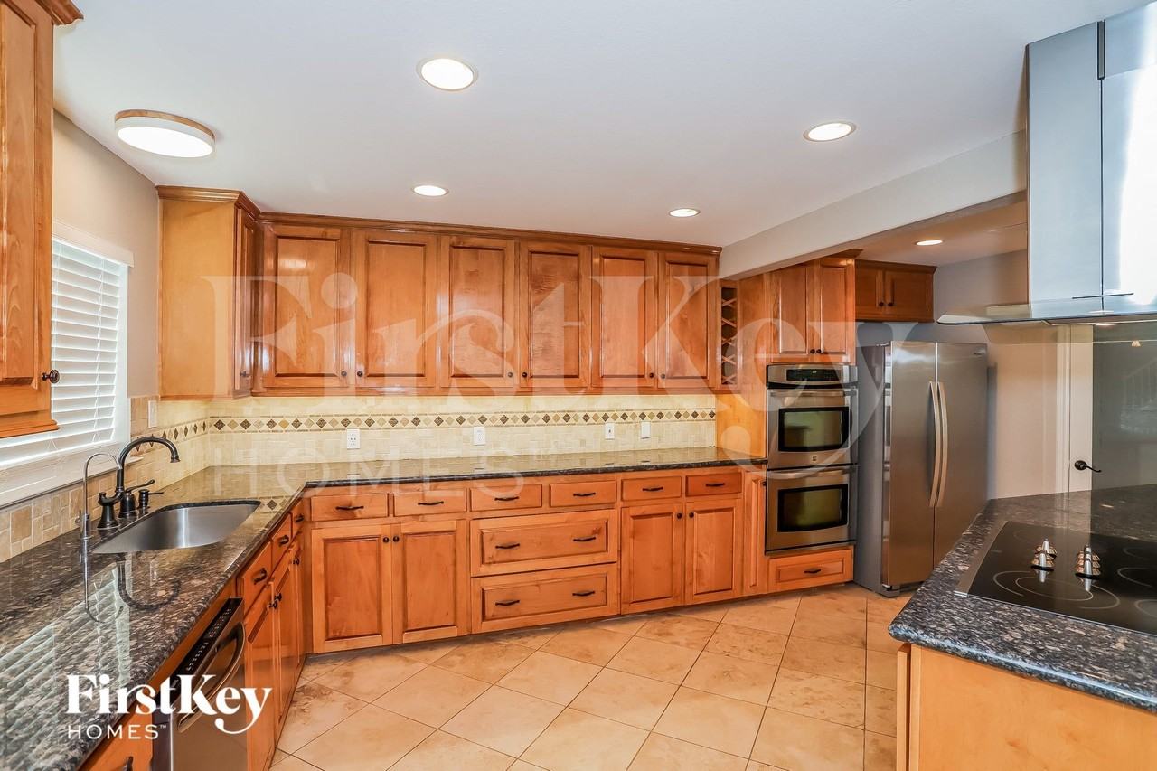 7902 Beaufort Dr - Photo 4 of 15