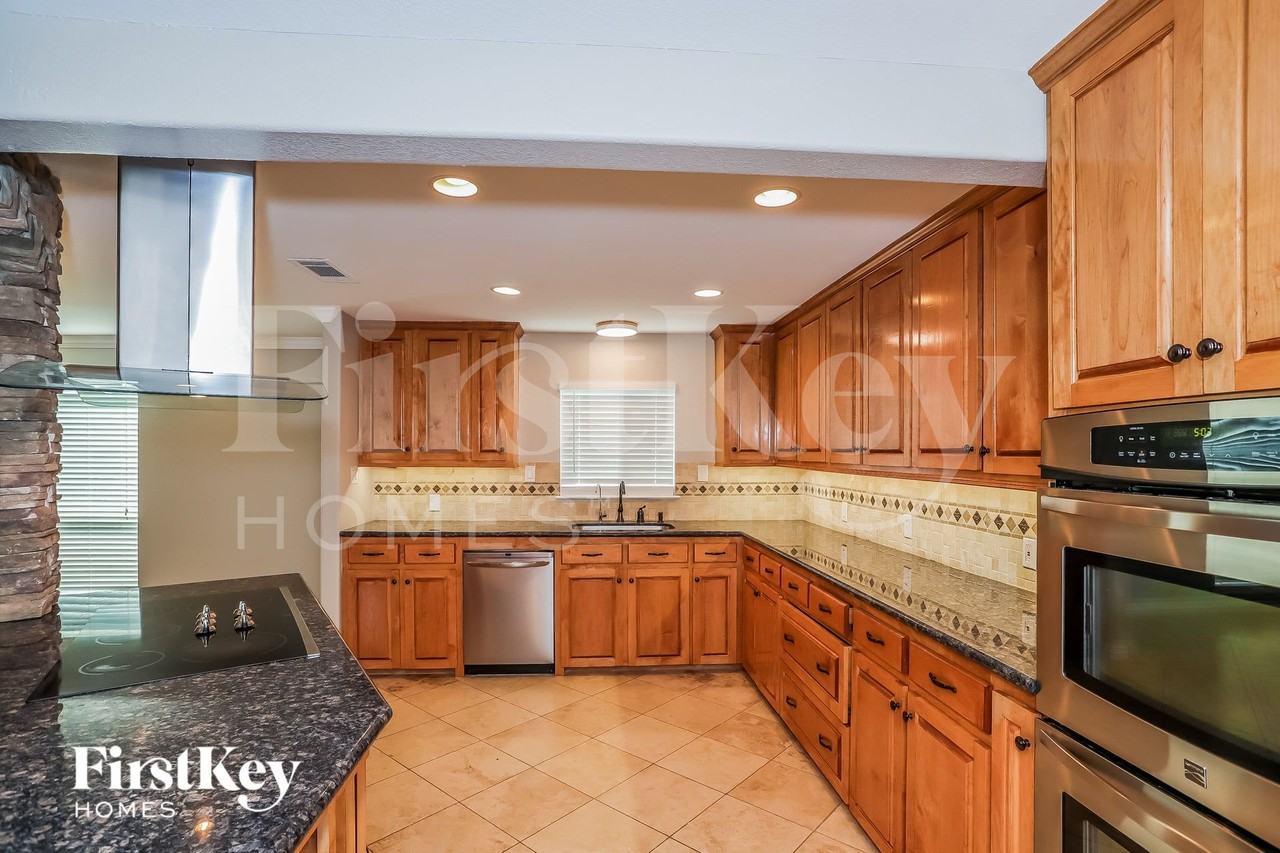 7902 Beaufort Dr - Photo 5 of 15