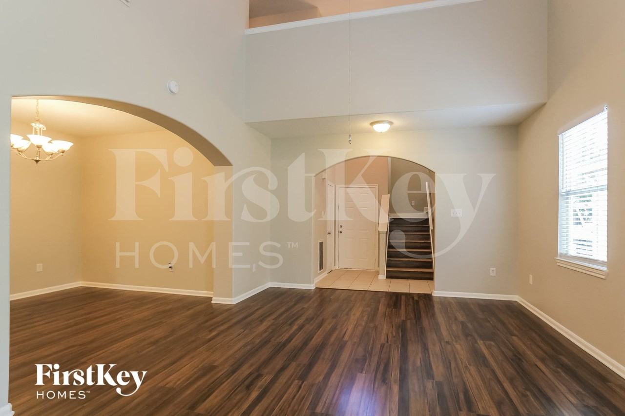 1013 Arbor Way - Photo 4 of 15
