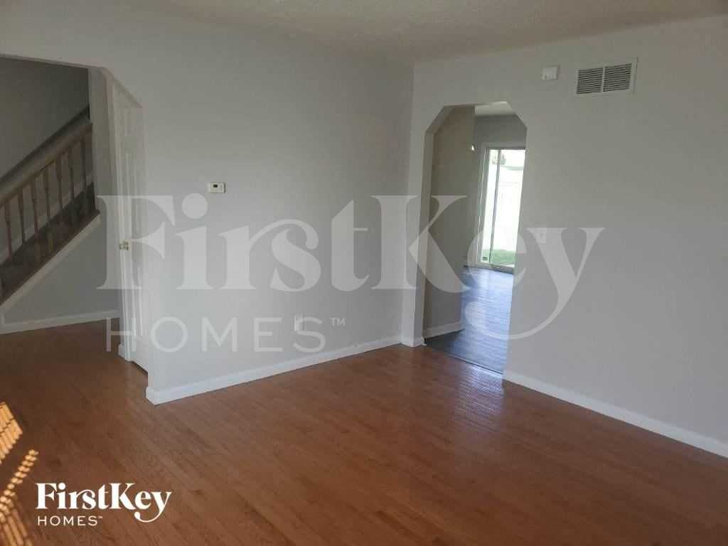 356 Brandon Dr - Photo 4 of 32