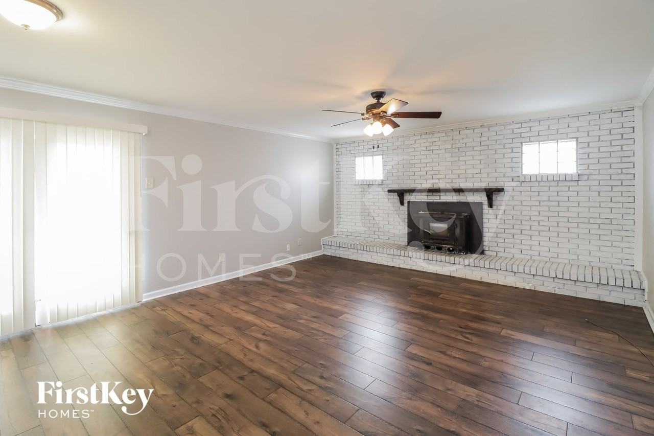 958 Sheffield Dr - Photo 3 of 15