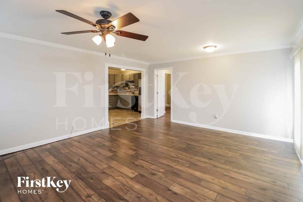958 Sheffield Dr - Photo 4 of 15