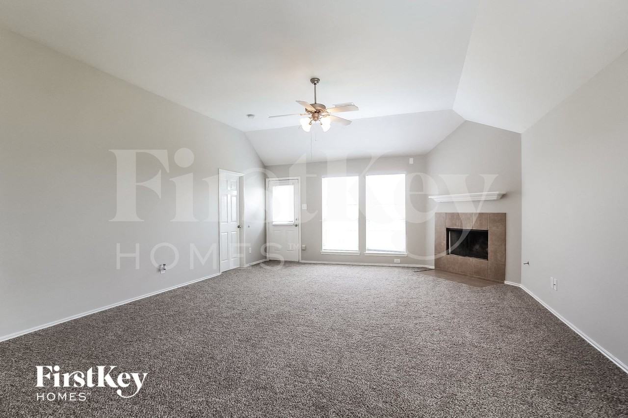 1419 Rosebay Rd - Photo 3 of 15