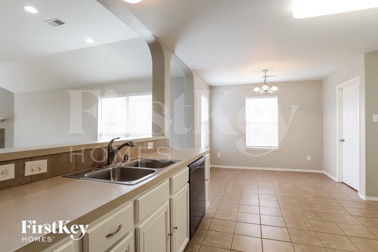 1419 Rosebay Rd - Photo 5 of 15