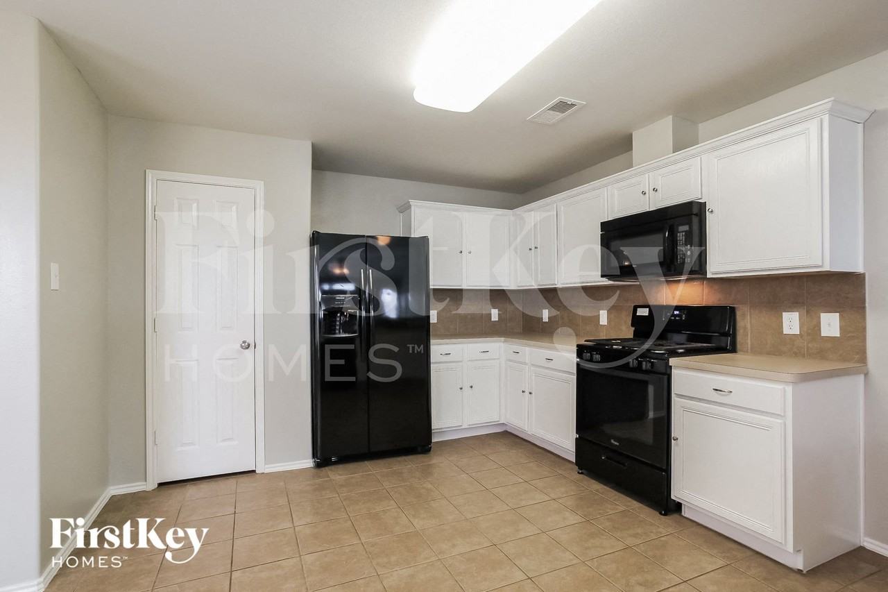 1419 Rosebay Rd - Photo 6 of 15