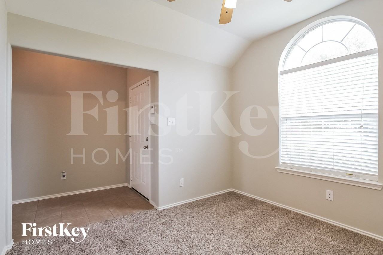 1419 Rosebay Rd - Photo 7 of 15