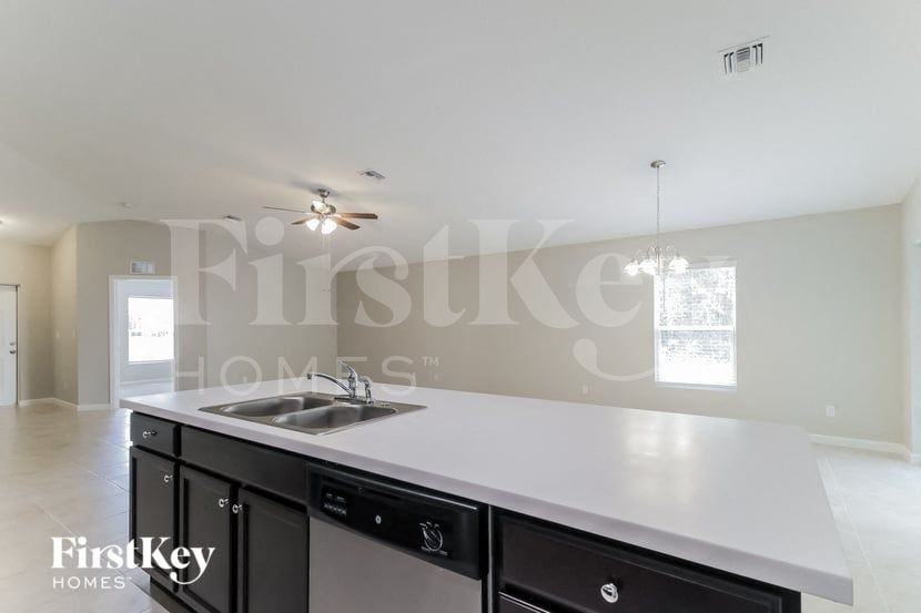 150 Breakwater St Se - Photo 4 of 15
