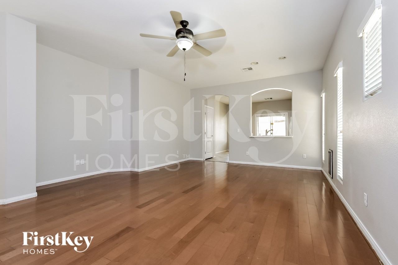 9703 Mount Kenyon St - Photo 4 of 16