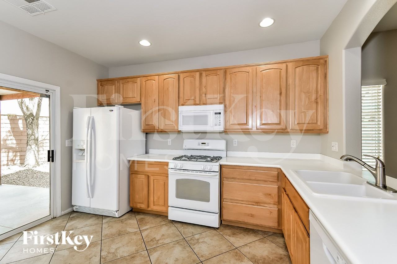 9703 Mount Kenyon St - Photo 5 of 16