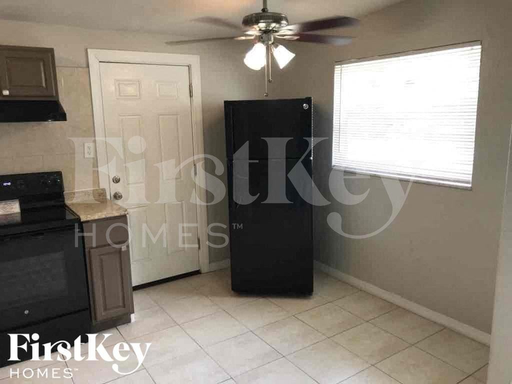 9242 82nd Way - Photo 4 of 13