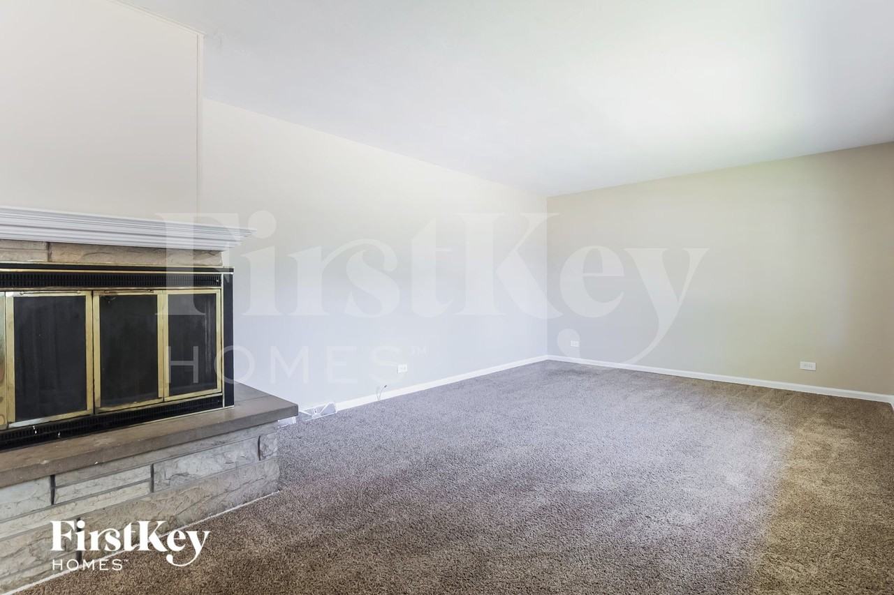913 S Hugh St - Photo 3 of 15