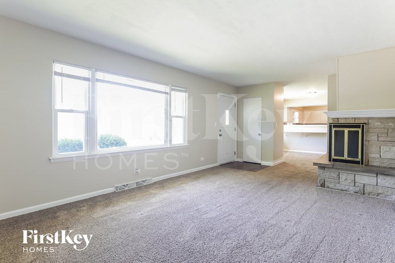 913 S Hugh St - Photo 4 of 15