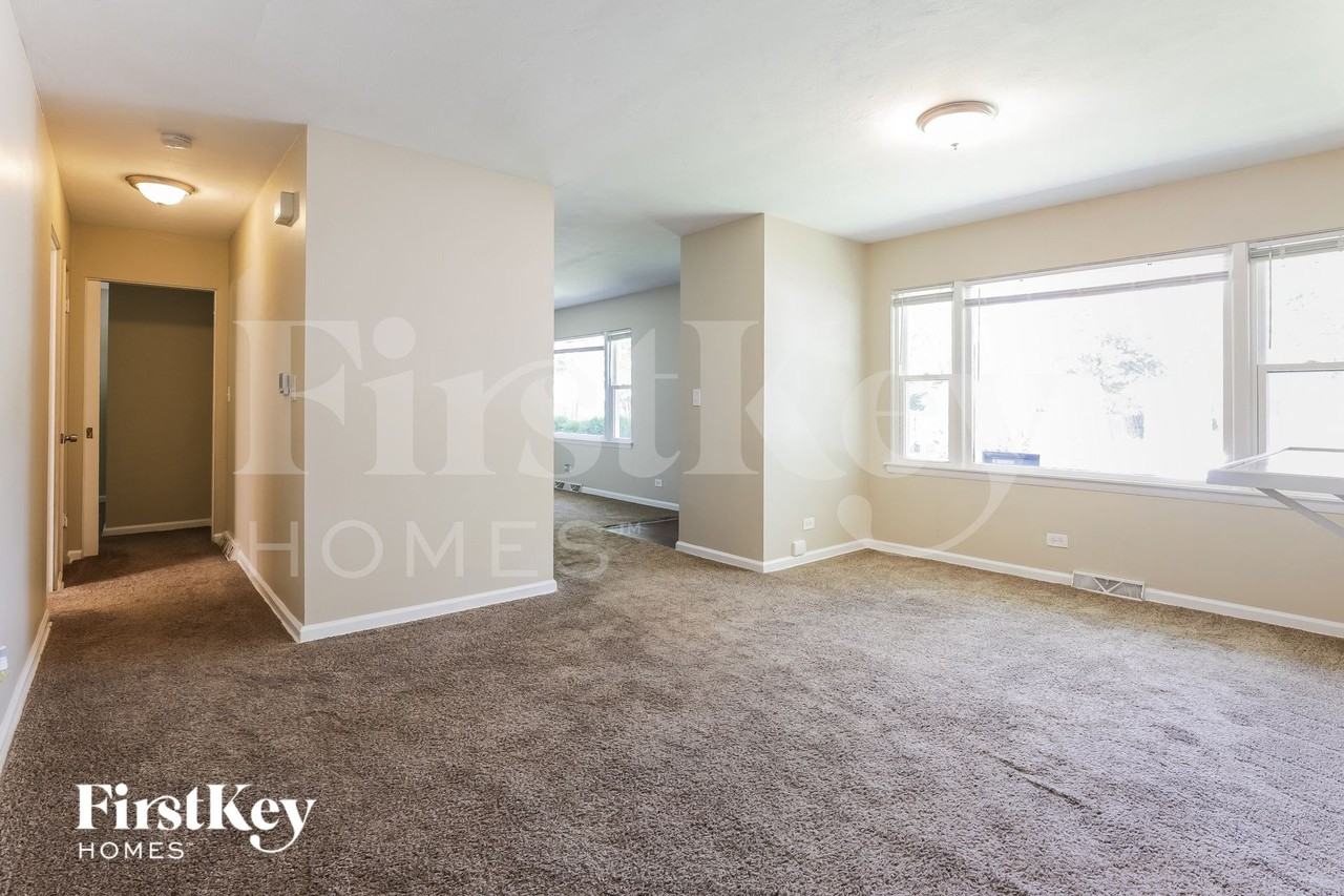 913 S Hugh St - Photo 5 of 15