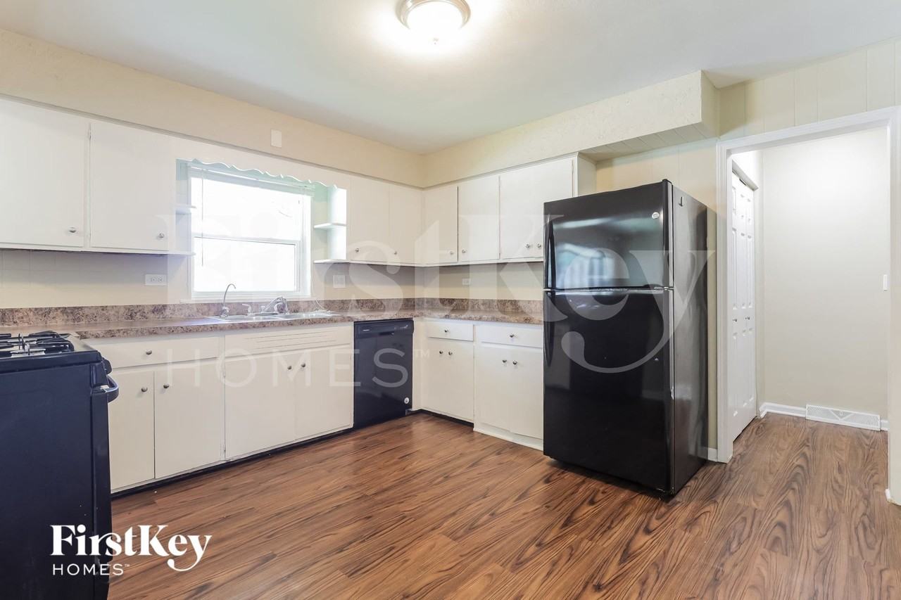 913 S Hugh St - Photo 6 of 15