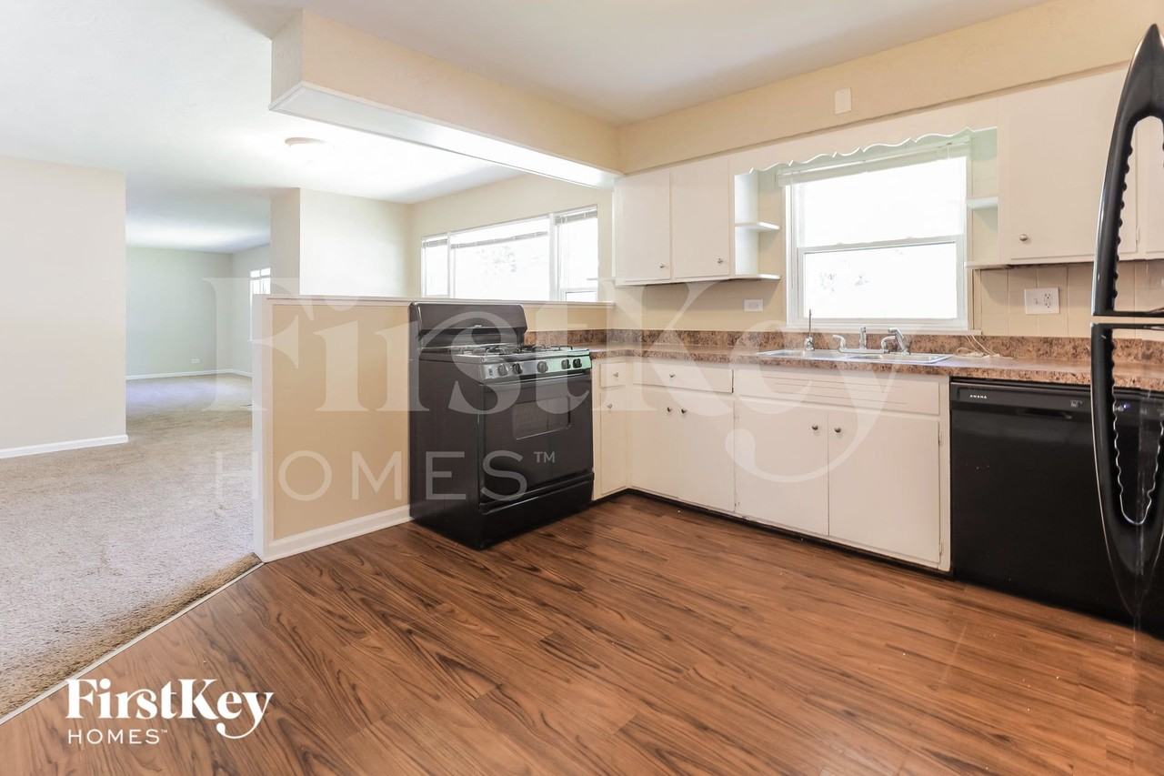 913 S Hugh St - Photo 7 of 15