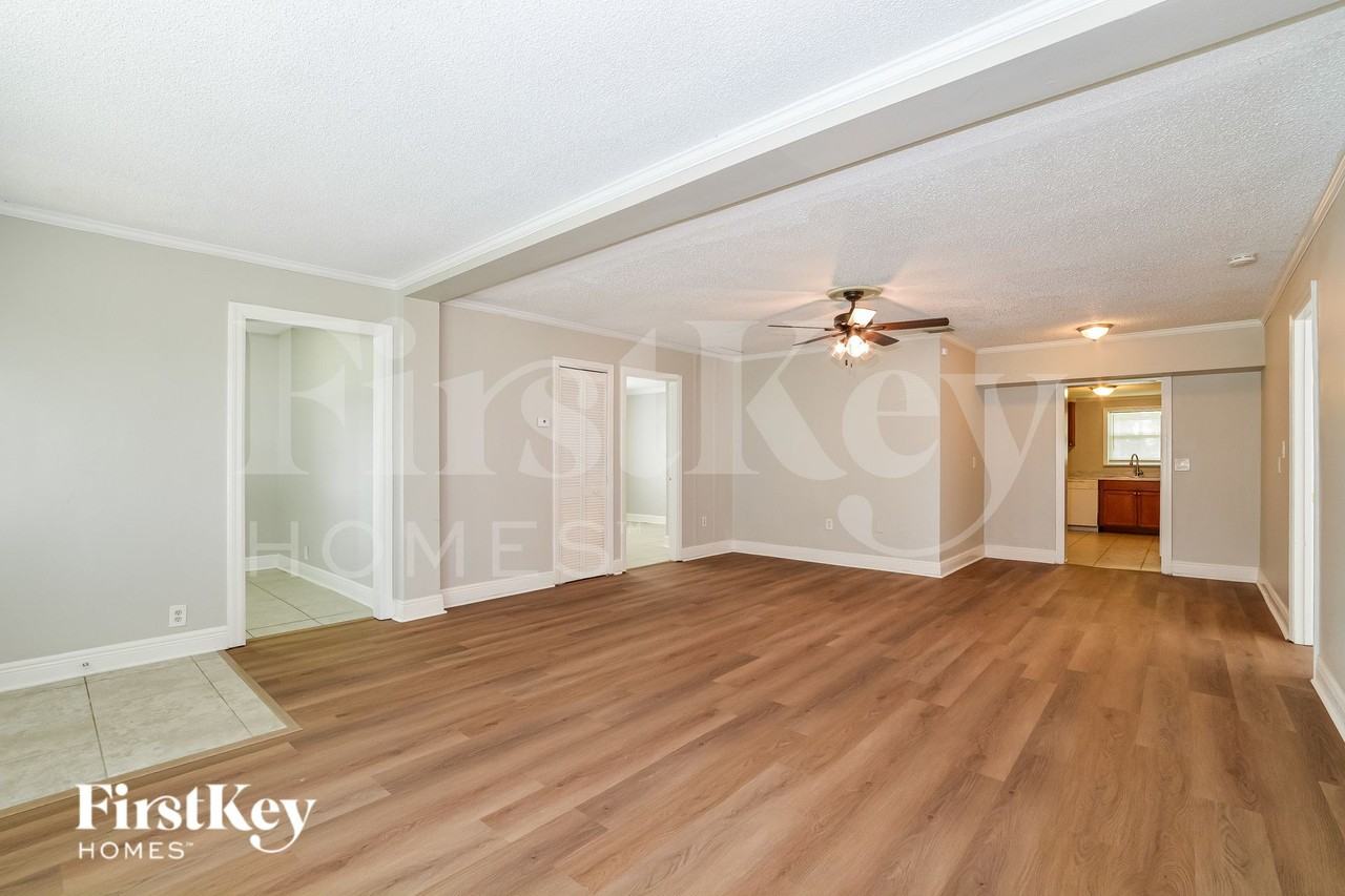 561 Monroe Ave - Photo 3 of 15