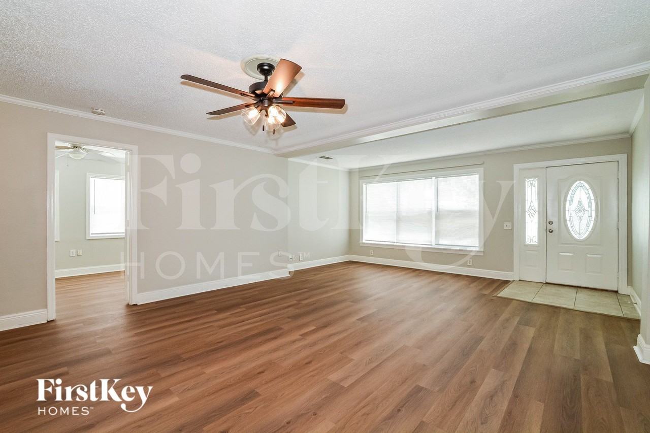 561 Monroe Ave - Photo 4 of 15