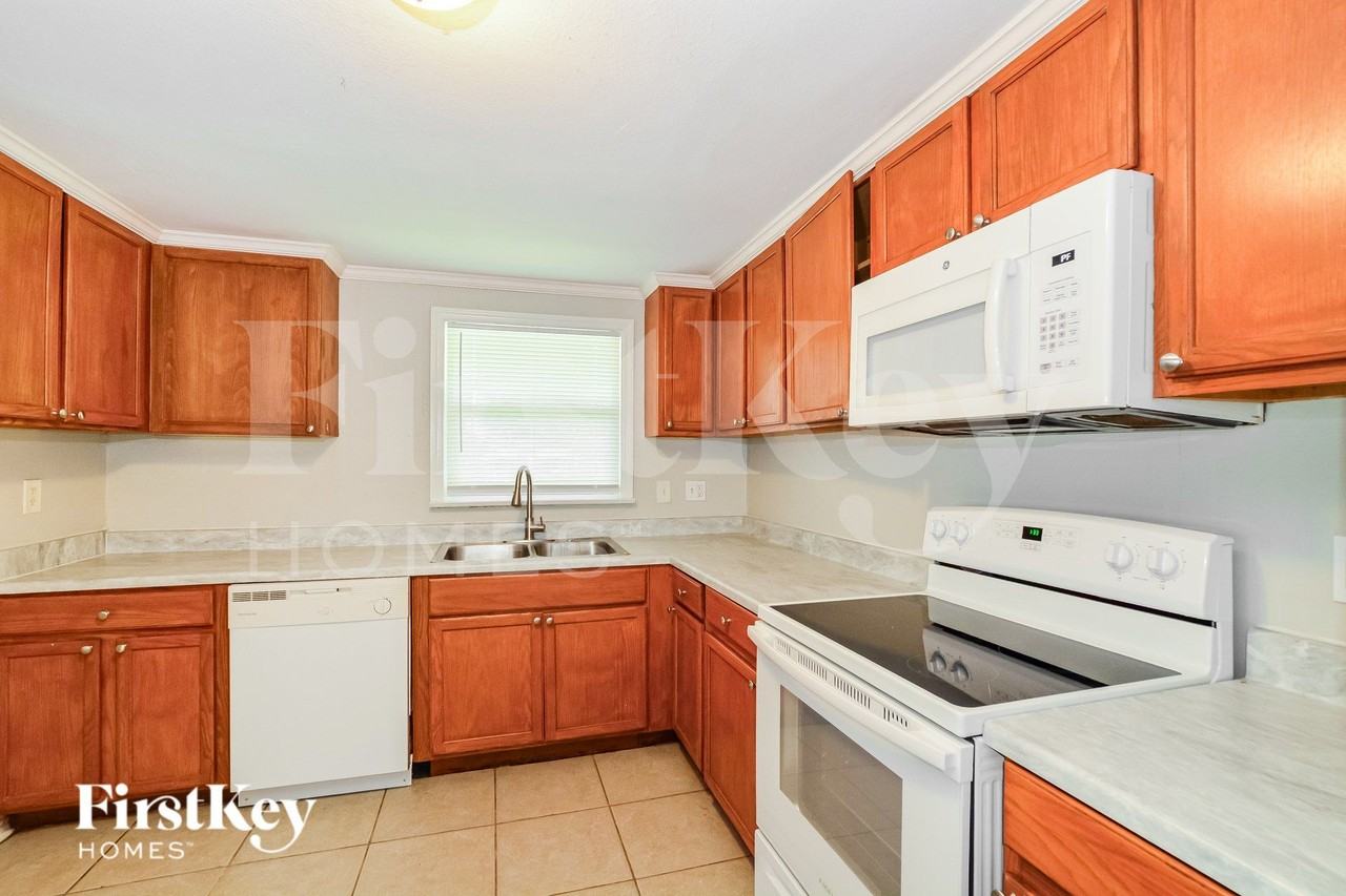 561 Monroe Ave - Photo 5 of 15