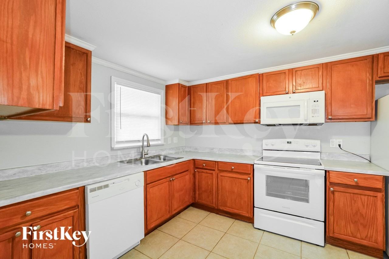 561 Monroe Ave - Photo 6 of 15
