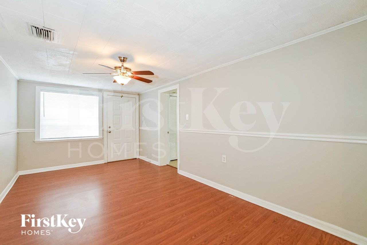561 Monroe Ave - Photo 7 of 15