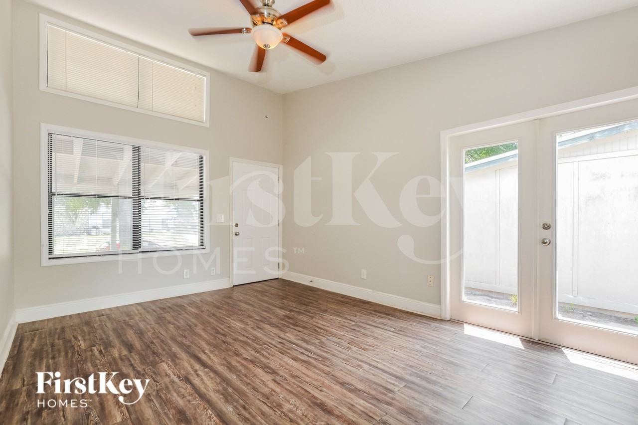 531 Martin Place Blvd - Photo 3 of 16