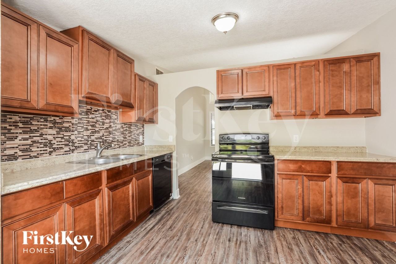 531 Martin Place Blvd - Photo 4 of 16