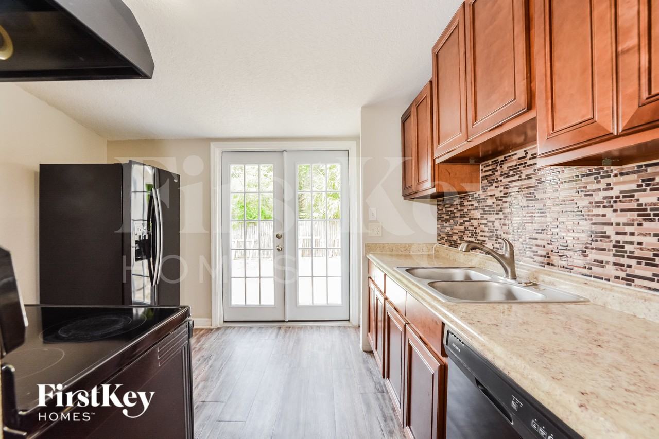 531 Martin Place Blvd - Photo 5 of 16