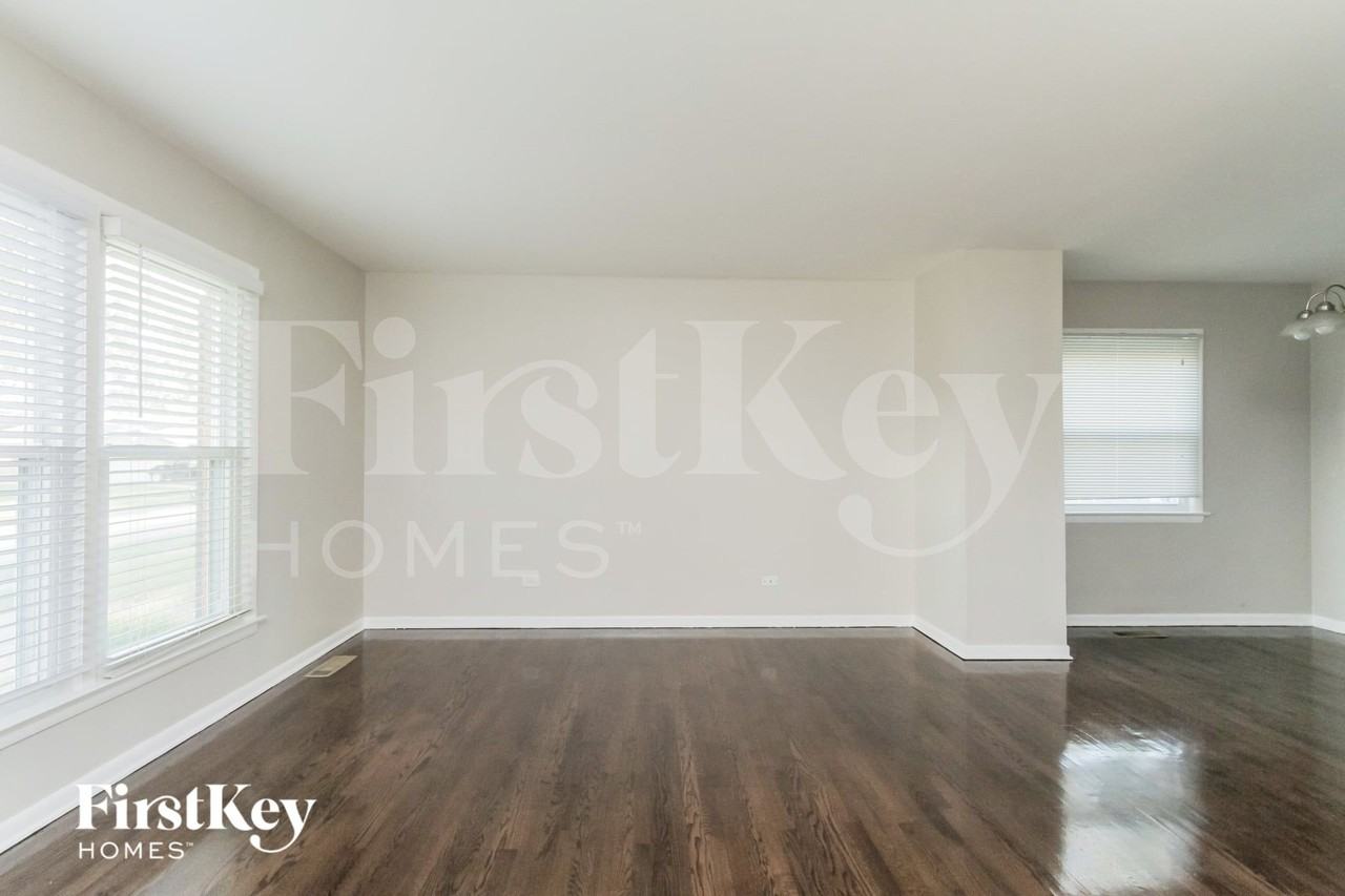 454 Springfield St - Photo 3 of 15
