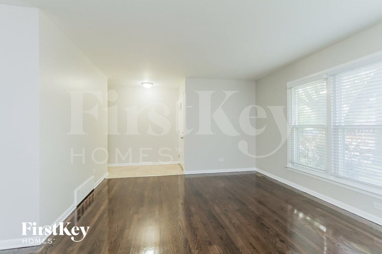 454 Springfield St - Photo 4 of 15