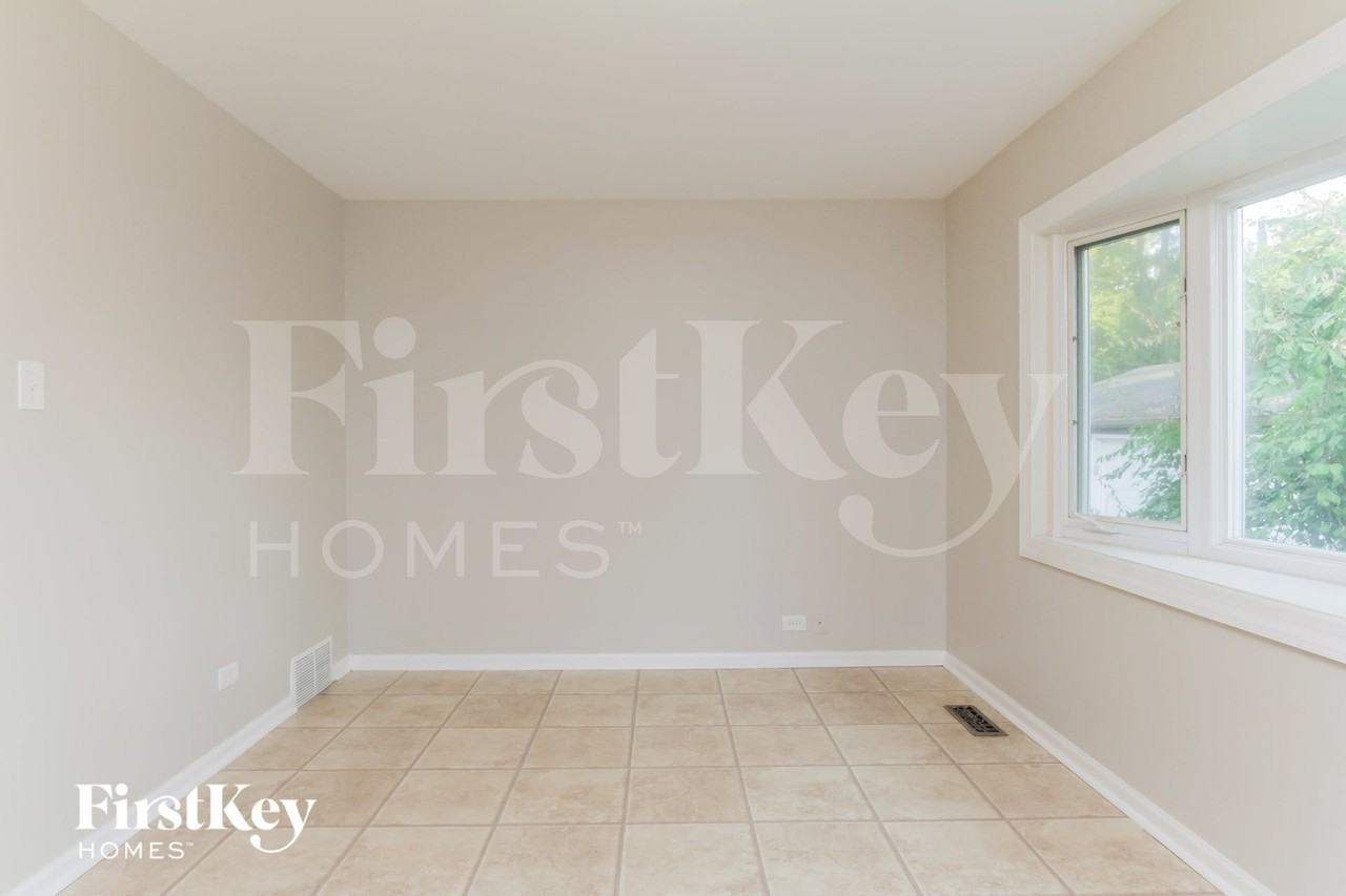 454 Springfield St - Photo 6 of 15