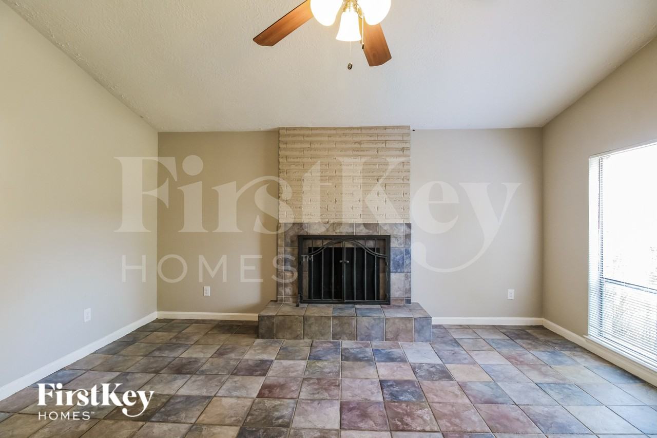 4427 Ravine Dr - Photo 3 of 16