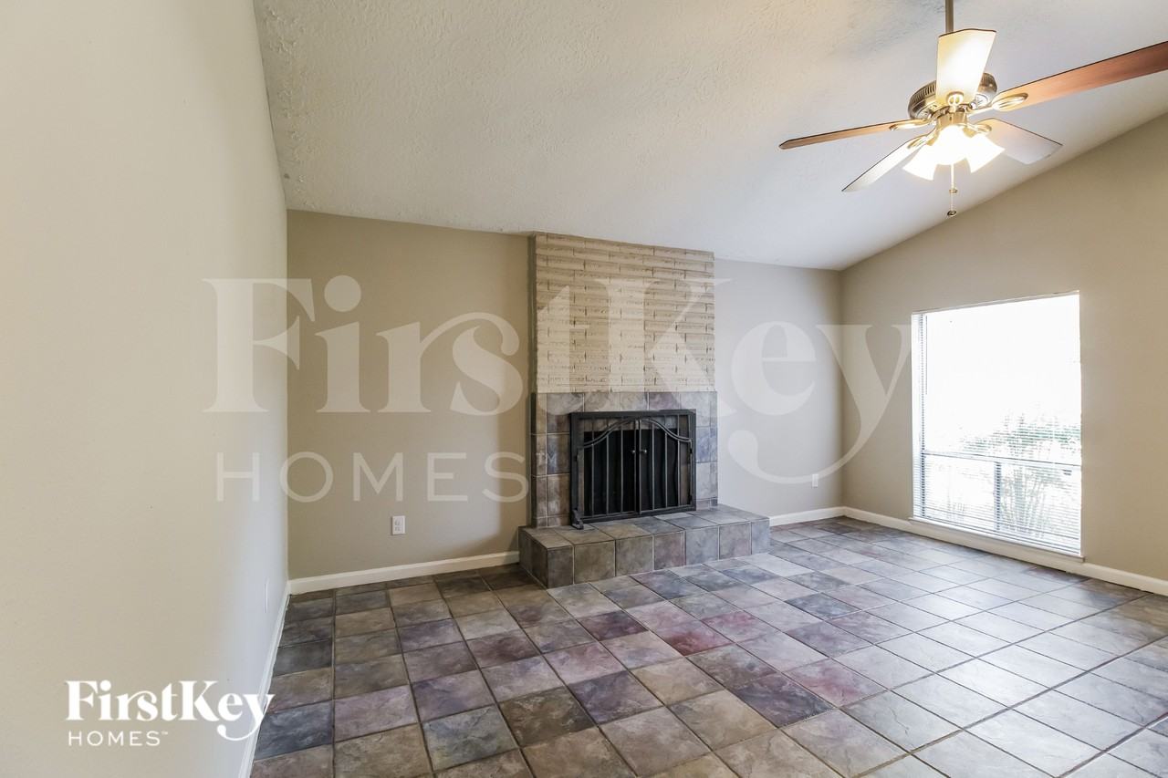 4427 Ravine Dr - Photo 4 of 16