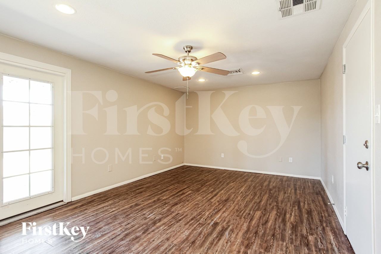 3733 E Eugie Ave - Photo 7 of 19