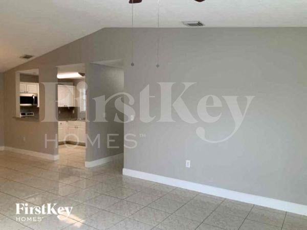 3313 Nwst - Photo 3 of 10