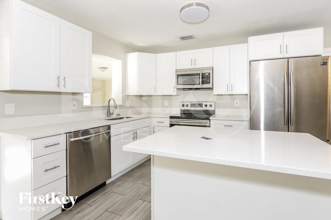 327 Azalea St - Photo 4 of 15